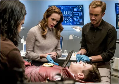 Quel personnage bat Barry et le tue presque durant la saison 3 ?