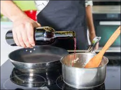 Gastronomie et société : Quel verbe utilisé en cuisine signifie verser un liquide afin de récupérer ses sucs de cuisson ?