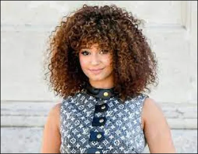 Médias et Divertissements : Comment s'appelle cette célèbre youtubeuse ?