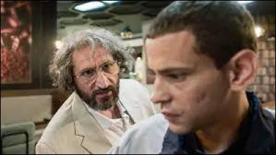 Le jeune Adam, fils d'un pêcheur, est admis à l'université al-Azhar où le pouvoir politique veut absolument éviter le choix d'un imam proche des Frères Musulmans et imposer un candidat qui lui convienne. C'est "La Conspiration ..."