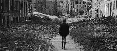 Ce film de Roberto Rossellini, tourné dans les ruines de l'après-guerre, c'est "... Année zéro"