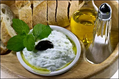 Pour terminer ce quiz voici 2 questions faciles. 1 - Quel ingr&eacute;dient doit-on ajouter au yaourt pour pr&eacute;parer un v&eacute;ritable tzatziki grec ?
