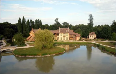 Louis XVI a fait construire le "Hameau de la Reine" pour sa femme.