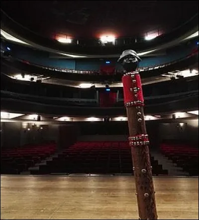 Quel est le nom du b&acirc;ton avec lequel sont frapp&eacute;s les trois coups au th&eacute;&acirc;tre ?