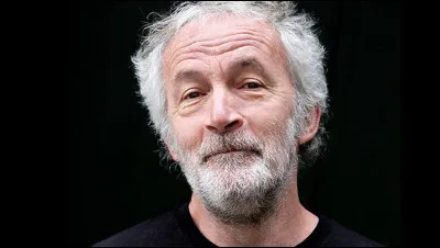 Qui est cet humoriste, auteur de cette citation : ''Au football seul le ballon n'est pas pay&eacute;, c'est pourtant lui qui se prend le plus de coups.''