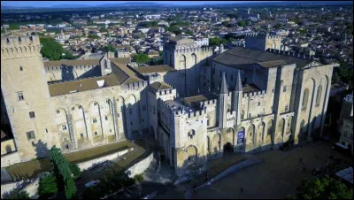 Dans quelle ville française, la papauté a siégé de 1305 à 1377 ?