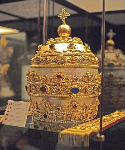 Quel est le nom du couvre-chef des papes, une triple couronne en forme d'ogive surmontée d'un globe et d'une croix ?