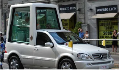 Quel est le nom informel du véhicule utilisé par le pape lors de ses déplacements publics ?