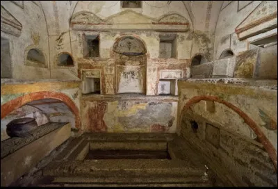 Quel est le nom du lieu d'inhumation des papes, situé sous la basilique Saint-Pierre, une immense crypte sectorisée ?