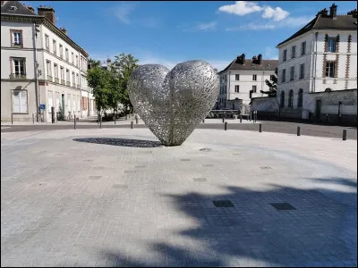 Combien de départements sont mitoyens de la ville de Paris ?