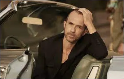 Calogero a chanté "Un jour au mauvais endroit" en 2014.