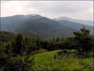 Quel est le nom de cette montagne qui est aussi le point culminant de cet &Eacute;tat ?