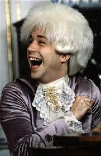 Les hommes habillés en noir se présentant chez Mozart viennent lui annoncer...