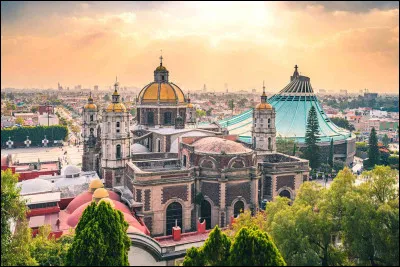 Tu t'es perdu(e) dans la ville et ton téléphone n'a plus de batterie...
Que fais-tu ?