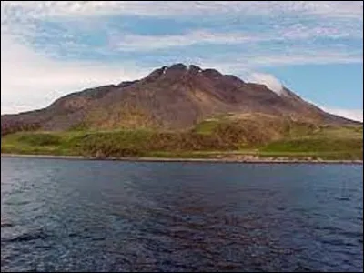 Dans quel État des États-Unis se situe le volcan Amak qui culmine à 488m et dont la dernière éruption date de 1796 ?