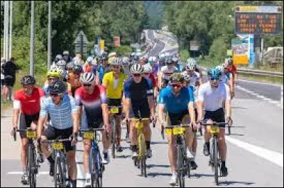 Quelle distance moyenne est parcourue par les coureurs du "Tour de France" ?