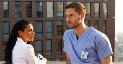 Quand le docteur Frome touche le bras de l'homme retrouvé nu dans un cimetière, que lui dit-il ?