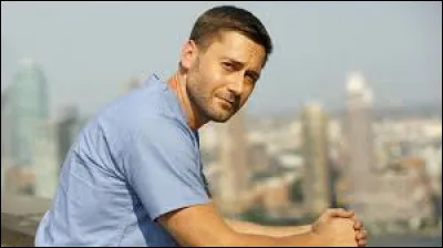 Chez qui la femme de Max veut-elle s'installer en attendant d'avoir son bébé ?