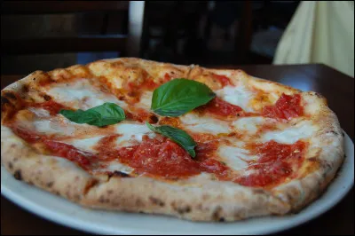 La pizza est le plat italien le plus populaire au monde.