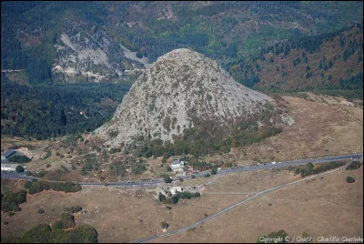 La Seine prend sa source au mont Gerbier-de-Jonc dans le massif Central.