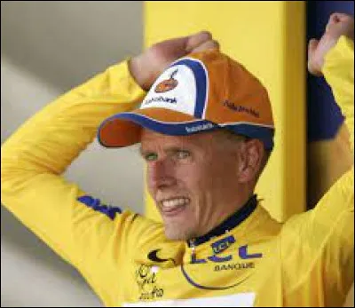 En 2007, ce coureur danois, vainqueur des 8e et 16e &eacute;tapes, maillot jaune pendant 9 &eacute;tapes, voit son contrat r&eacute;sili&eacute; par son &eacute;quipe Rabobank qui l'accuse de violations du code interne pour s'&ecirc;tre soustrait &agrave; des contr&ocirc;les antidopage avant le d&eacute;part du Tour et avoir menti sur son emploi du temps : il s'agit de ...