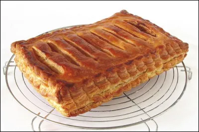 Quelle pâte est utilisée dans la confection de la jalousie, un gâteau français ?