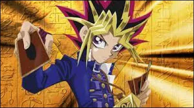 "Yu-Gi-Oh !" est un manga qui suit l'histoire de Yugi Muto, un jeune joueur de jeux de cartes passionn&eacute;. Lorsqu'il r&eacute;sout un myst&eacute;rieux puzzle mill&eacute;naire, il lib&egrave;re l'esprit d'un ancien pharaon appel&eacute; Yami Yugi, qui l'aide &agrave; affronter ses adversaires &agrave; travers des duels de cartes appel&eacute;s "Duel Monsters". Qui est son auteur ?