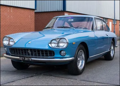 Dans les années 1960, Ferrari s'en ira à la conquête d'une nouvelle clientèle cherchant des performances au-dessus du commun sans sacrifier son confort de conduite grâce à une lignée de super-GT rapides et raffinées. Comment se nomme ce modèle ?