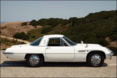 Ce coupé japonais fait partie des premières voitures de série dotées d'un moteur à pistons rotatifs et est possiblement l'une des plus belles autos à embarquer ce type de motorisation. Comment se nomme cette nippone ?