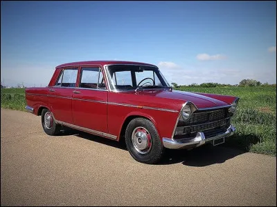 Est-ce une 404 ? Non, mais on sent un fort lien de parenté entre les deux voitures. Et pour cause, leurs carrosseries respectives dérivent de la même planche à dessin, celle de Pininfarina. Comment se nomme cette voiture ?