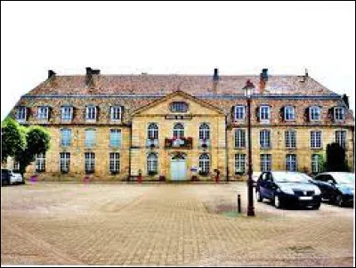 Nous terminons notre balade au château de Clermont-Tonnerre, à Vauvillers. Village de Bourgogne-Franche-Comté, dans l'arrondissement de Lure, il se situe dans le département ...