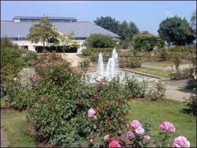 Je vous propose de visiter le courtil des senteurs, à Quévert. Ville bretonne, dans l'agglomération Dinannaise, elle se situe dans le département ...