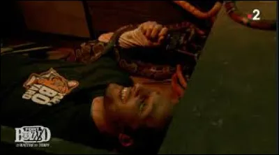 Qu'AZ doit-il faire chaque fois qu'une alarme retentit ?