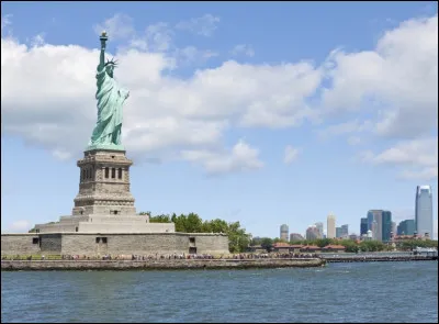 À lentrée du port de New York, sur quelle île ''la statue de la Liberté'' est-elle située ?