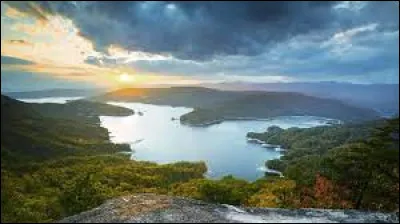 De quels monarques cet État tire-t-il son nom ?