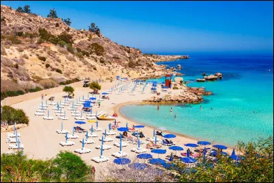 Comment appelle-t-on la ligne qui sépare la partie grecque de la partie turque de Chypre ?