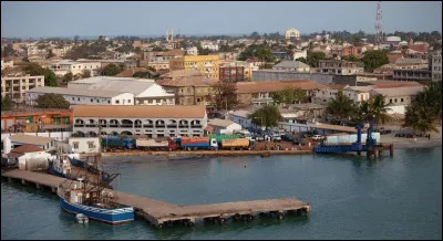 Dans quel pays la Gambie est-elle enclavée ?