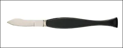 Quel est cet objet coupant très utilisé dans les bureaux ?