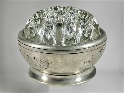 Quel est cet objet, un vase qui permet de maintenir un bouquet ?