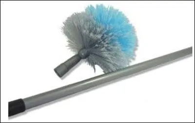 Quel est cet objet, un outil de nettoyage qui comporte un long manche et une brosse ?