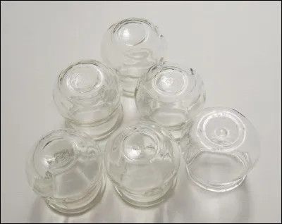 Quel est cet objet en verre que l'on applique chaud sur la peau pour attirer le sang vers la surface ?