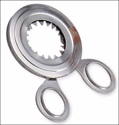 Quel est cet objet, un ustensile de cuisine pour les oeufs ?