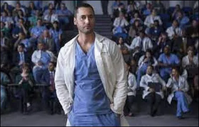 Quel est le problème du docteur Reynolds pendant l'opération qu'il effectue ?