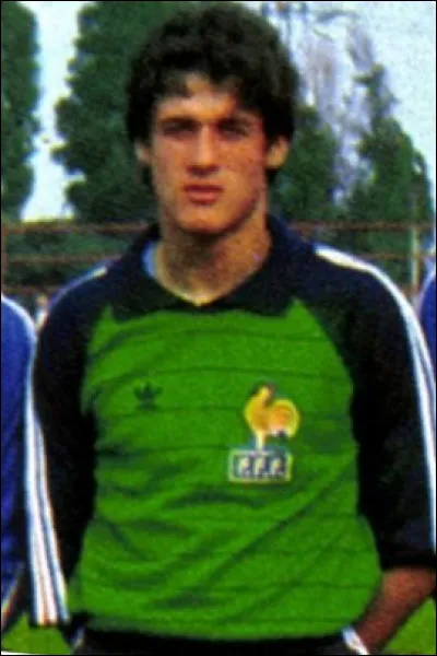 Ce footballeur, professionnel de 1980 &agrave; 2001, qui a jou&eacute; comme gardien de but successivement au Stade lavallois, &agrave; l'Olympique de Marseille, au Stade de Reims et au Stade rennais, c'est ...
