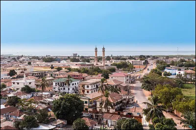 Géographie : Avec une superficie de 11 300 km2, quel pays ayant pour capitale Banjul est le plus petit pays d'Afrique continentale ?