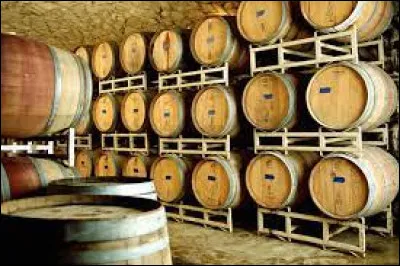 Gastronomie : Quel aliment est parfois ajouté dans la barrique pour clarifier et affiner le vin ?