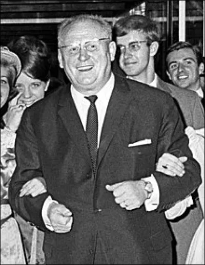 Comment s'appelle l'acteur allemand, né en 1913 à Zwickau, qui a joué dans " Le Jour le plus long " , " Goldfinger " , " Paris brûle-t-il " et " Cent Mille Dollars au soleil " ?