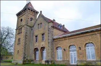 Nous sommes dans le Saulnois, devant l'ancienne gare de Chambrey. Village-rue lorrain typique, dans l'arrondissement de Sarrebourg-Château-Salins, il se situe dans le département ...