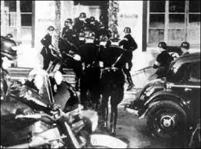 Histoire : Complétez le nom que l'on a donné au massacre perpétué par les nazis au sein de leur propre mouvement, entre le vendredi 29 juin et le lundi 2 juillet 1934 : La nuit des Longs...