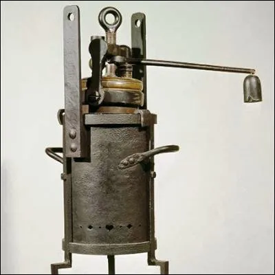 &Agrave; quel inventeur attribue-t-on g&eacute;n&eacute;ralement l�invention de la soupape de s&eacute;curit&eacute;, dont il a &eacute;quip&eacute; son digesteur ?